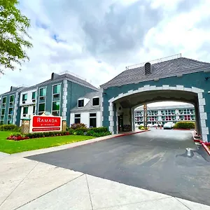 Ramada By Wyndham Convention Center Hotel
