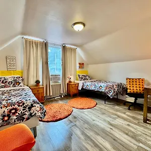 Private With Two Twin Beds Air Conditioning And Shared Bathrooms Located Near Seatac Airport And Downtown Homestay Seattle